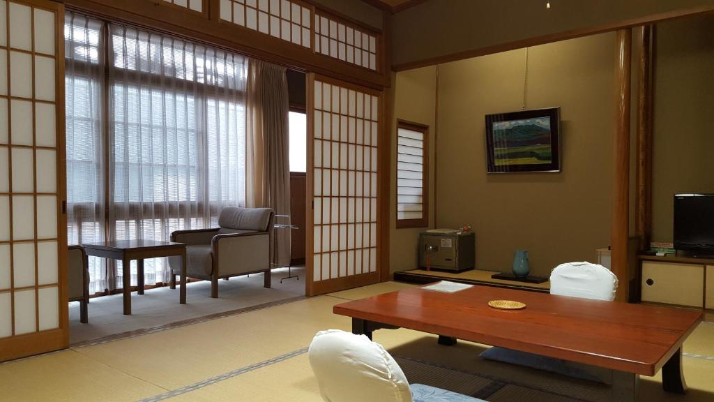 TV a/nebo společenská místnost v ubytování Tsukimotoya Ryokan