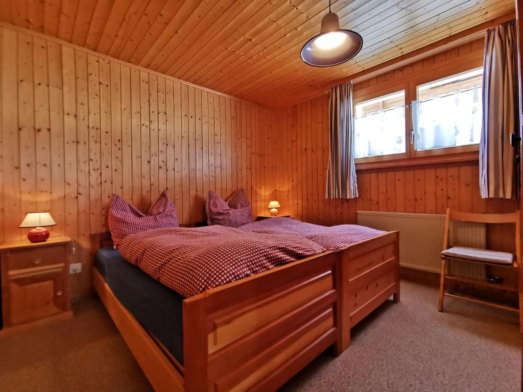Postel nebo postele na pokoji v ubytování CHALET HÜTTLE - authentisch, ruhig, mitten im grün