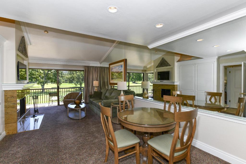 uma cozinha e sala de estar com mesa e cadeiras em 764 Cottage at Silverado condo em Napa