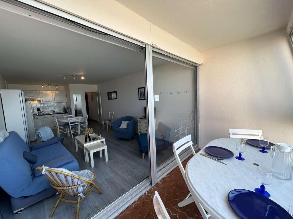 un salon avec une table et une salle à manger dans l'établissement Appartement rénové 3 pièces, vue mer, accès direct plage, parking privé, 4 couchages - FR-1-224C-89, à Saint-Jean-de-Monts