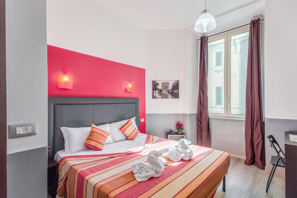 ローマにあるMF Hotelのベッドルーム1室(赤いヘッドボード付きの大型ベッド1台付)