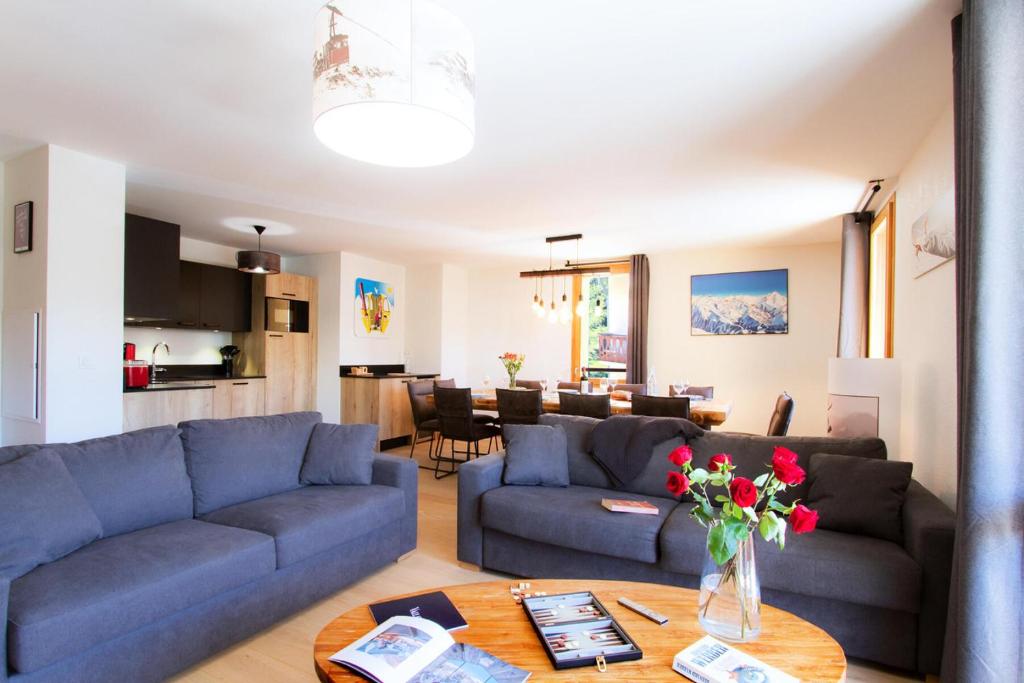 a living room with blue couches and a table at Résidence Neige Et Soleil - 5 Pièces pour 10 Personnes 144 in Les Deux Alpes