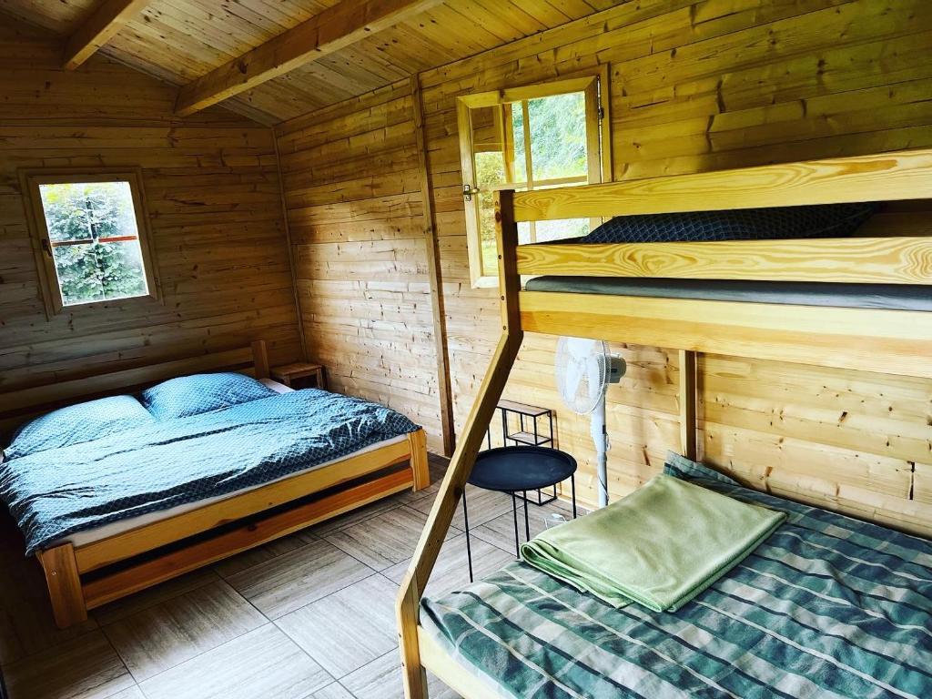 LibochoviceにあるChatka Jägerhaus K myslivně 26の木造キャビン内のベッドルーム1室(二段ベッド2組付)