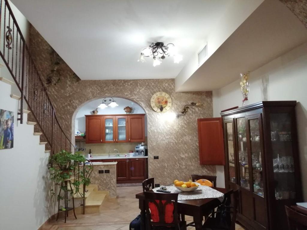 kuchnia ze stołem i jadalnią w obiekcie Mare d'Amare w mieście Mazara del Vallo
