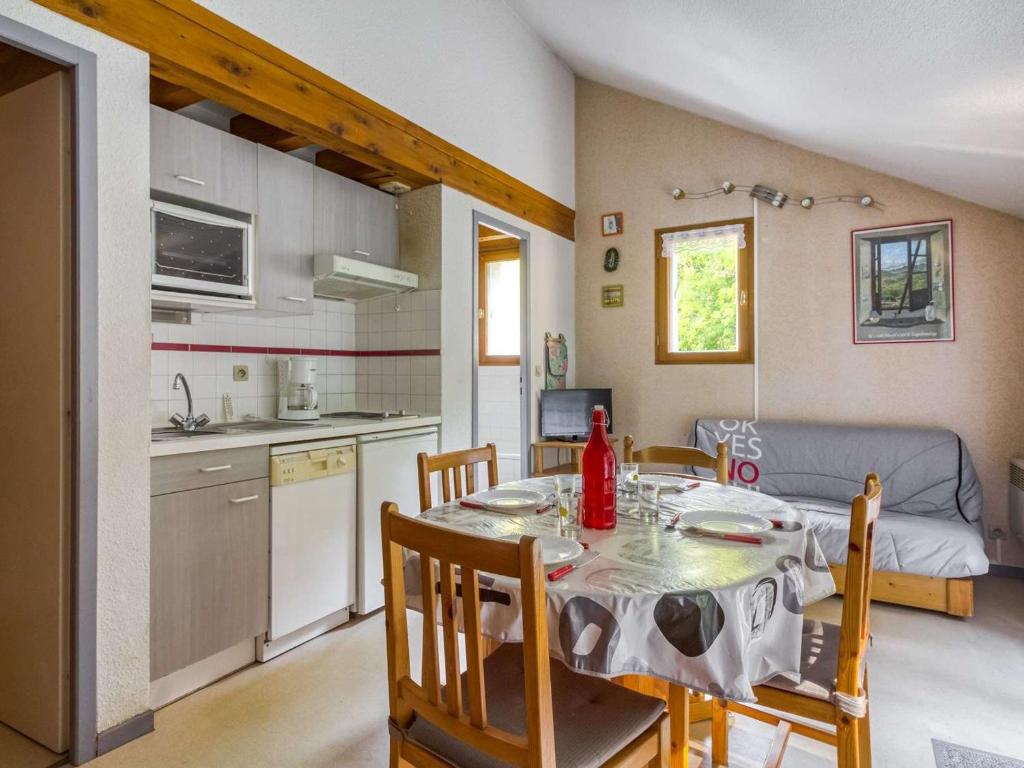 une cuisine et une salle à manger avec une table et des chaises dans l'établissement Duplex T3 à Barèges avec parking privatif - FR-1-403-15, à Barèges