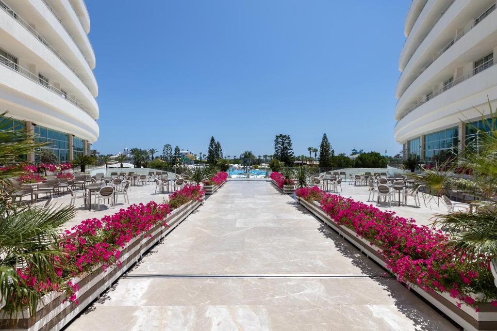 Bazén v ubytování Miracle Resort Hotel nebo v jeho okolí