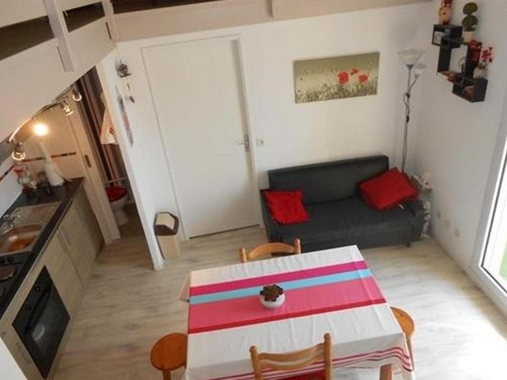 un petit salon avec une table et un canapé dans l'établissement T2 + mezzanine avec balcon, parking privatif à Saint-Hilaire-de-Riez - FR-1-324-447, à Saint-Hilaire-de-Riez