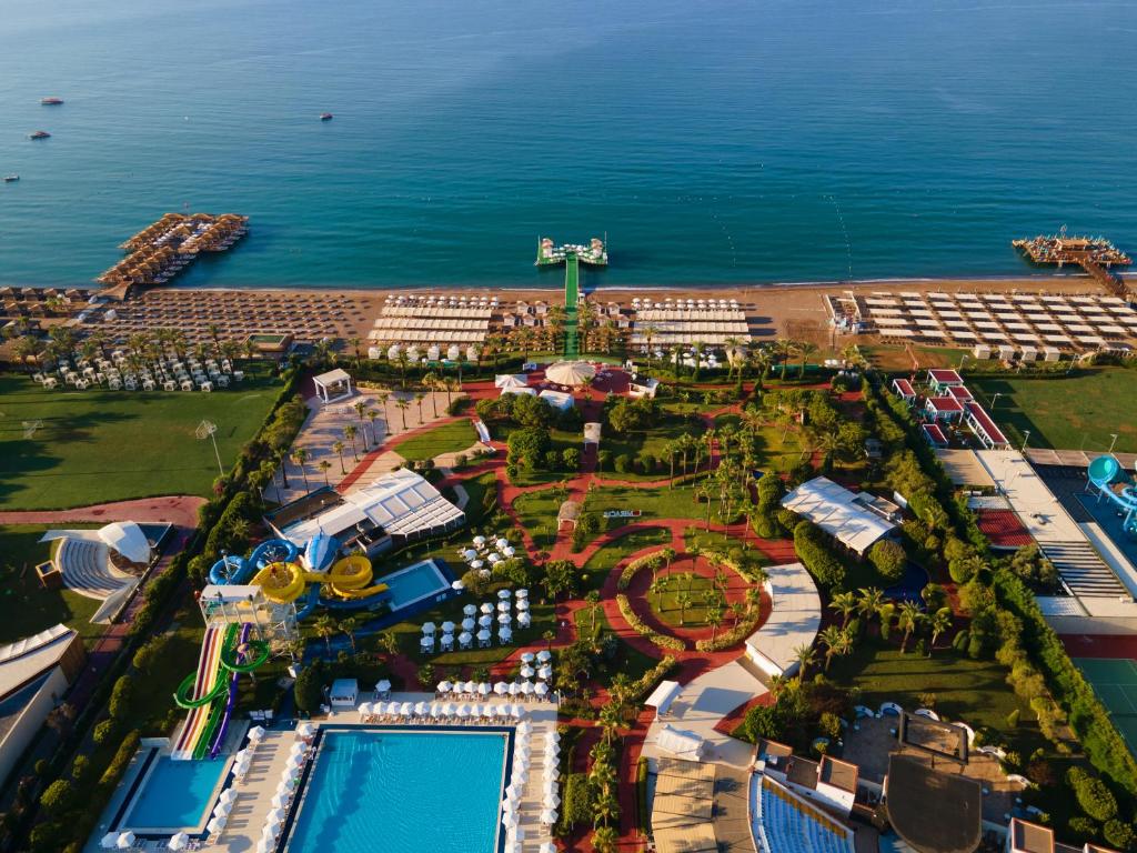 Bazén v ubytování Miracle Resort Hotel nebo v jeho okolí