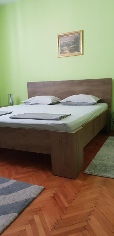 Ένα ή περισσότερα κρεβάτια σε δωμάτιο στο LOVISTE DOWNTOWN