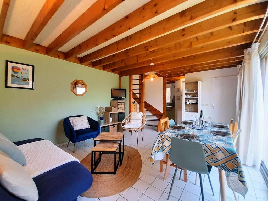sala de estar con mesa de comedor y cocina en Villa Carnac, 4 pièces, 4 personnes - FR-1-477-68 en Carnac