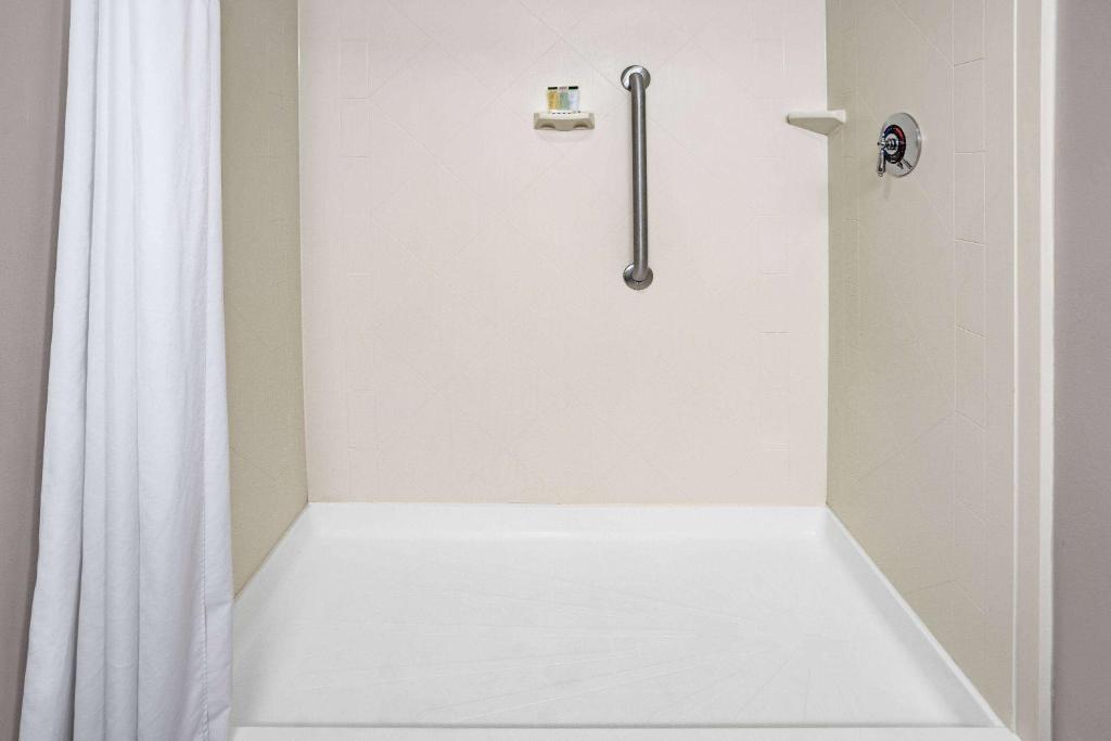 Postel nebo postele na pokoji v ubytování Super 8 by Wyndham Mount Laurel