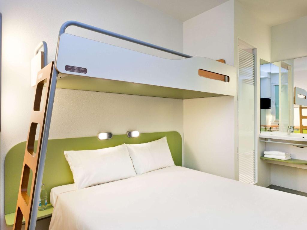 Postel nebo postele na pokoji v ubytování ibis budget Hotel Edinburgh Park