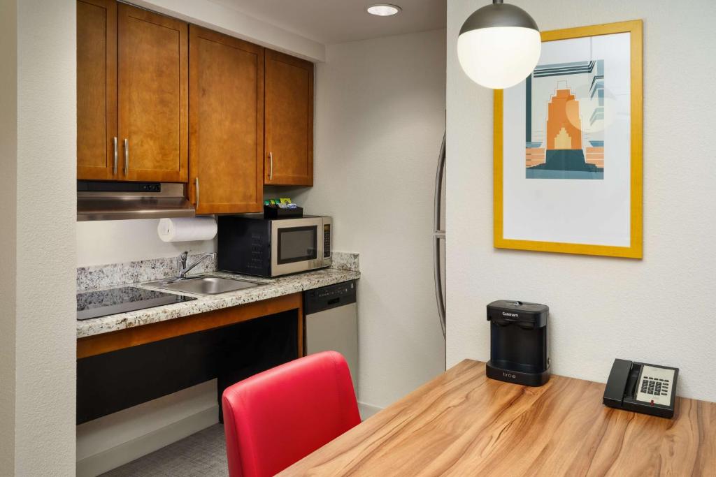 Homewood Suites Atlanta Midtown - King Suite With Bath Tub - Mobility/Hearing Accessible