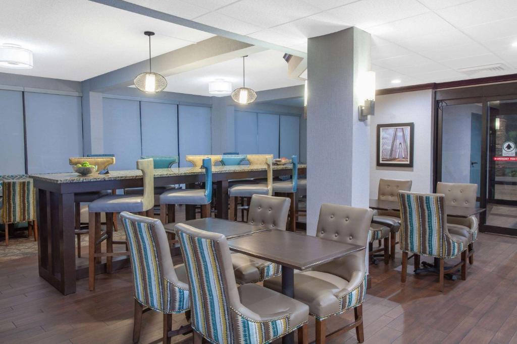 Wingate by Wyndham Charleston Coliseum photo