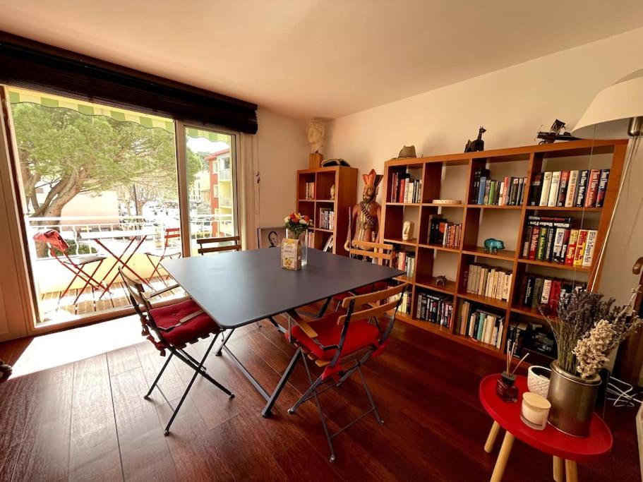 Knihovna v apartmánu