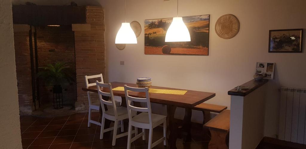 een eetkamer met een houten tafel en stoelen bij Anna's House in Lorenzana