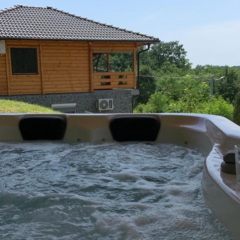 Bazen u ili blizu objekta Boja zalaska - drveni apartman