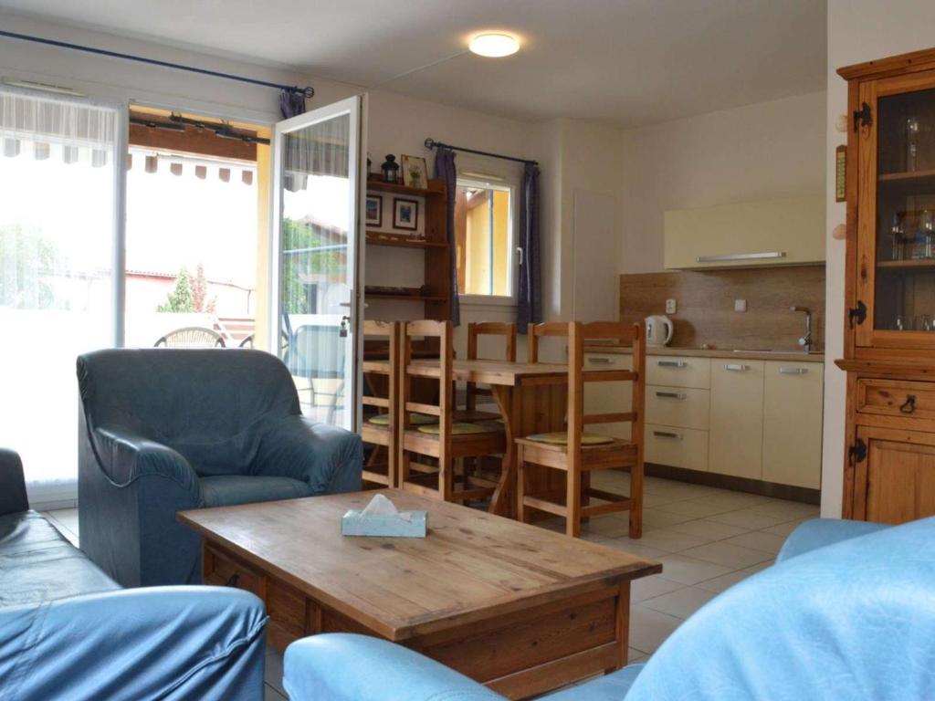 ein Wohnzimmer mit einem Tisch und einer Küche in der Unterkunft Maison Narbonne, 3 pièces, 5 personnes - FR-1-229B-40 in Narbonne