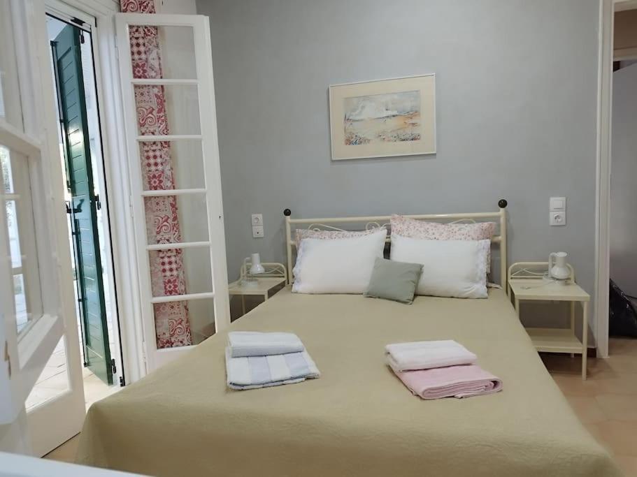 sypialnia z dużym łóżkiem z dwoma ręcznikami w obiekcie Rania 's house, next to the beach. w miejscowości Amoudara