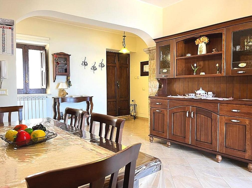eine Küche mit einem Tisch und einer Obstschale darauf in der Unterkunft Calacta casa mia in Caronia