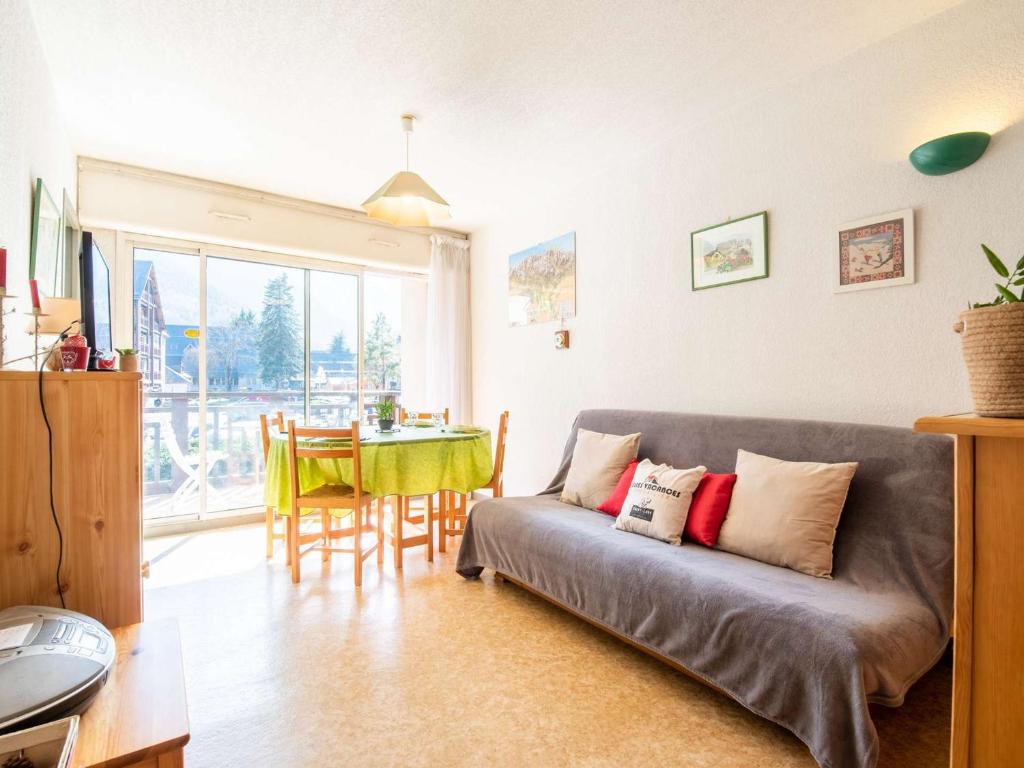 un salon avec un canapé et une table dans l'établissement Appartement Confortable pour 4 à Saint-Lary Village, Proche Thermes et Télécabine - FR-1-296-356, à Saint-Lary-Soulan