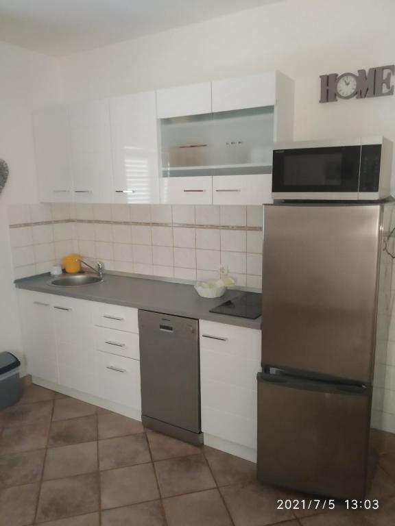 Kuchnia lub aneks kuchenny w obiekcie Apartmani Lucia Biograd