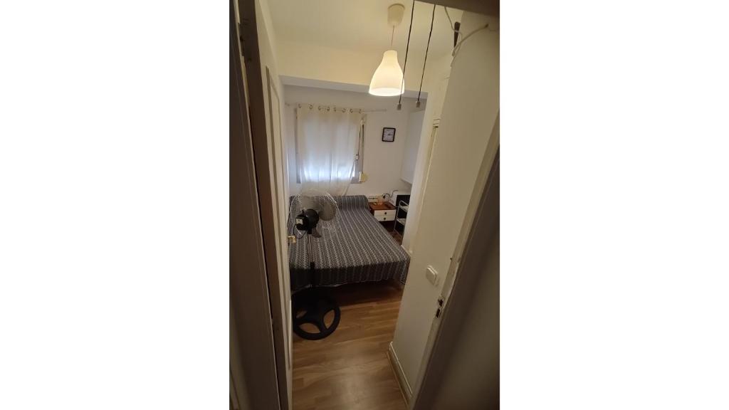 un pasillo con una puerta que conduce a una habitación en Habitación cama grande doble con smartTV, en Alicante