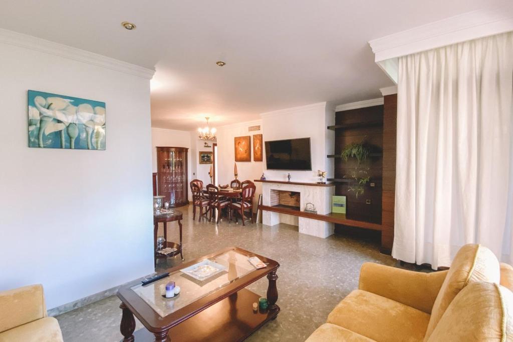 a living room with a couch and a table at Apartamento playamar in Torremolinos