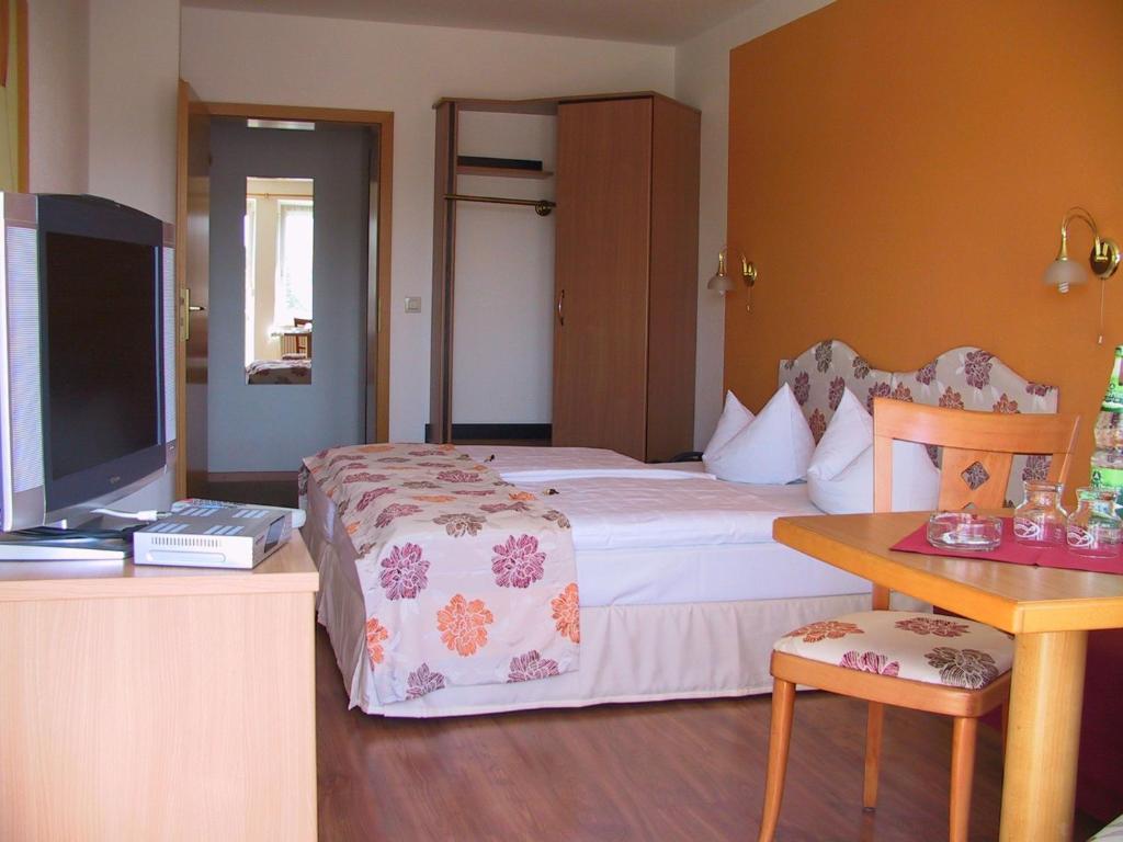 Postel nebo postele na pokoji v ubytování Hotel am Schloss