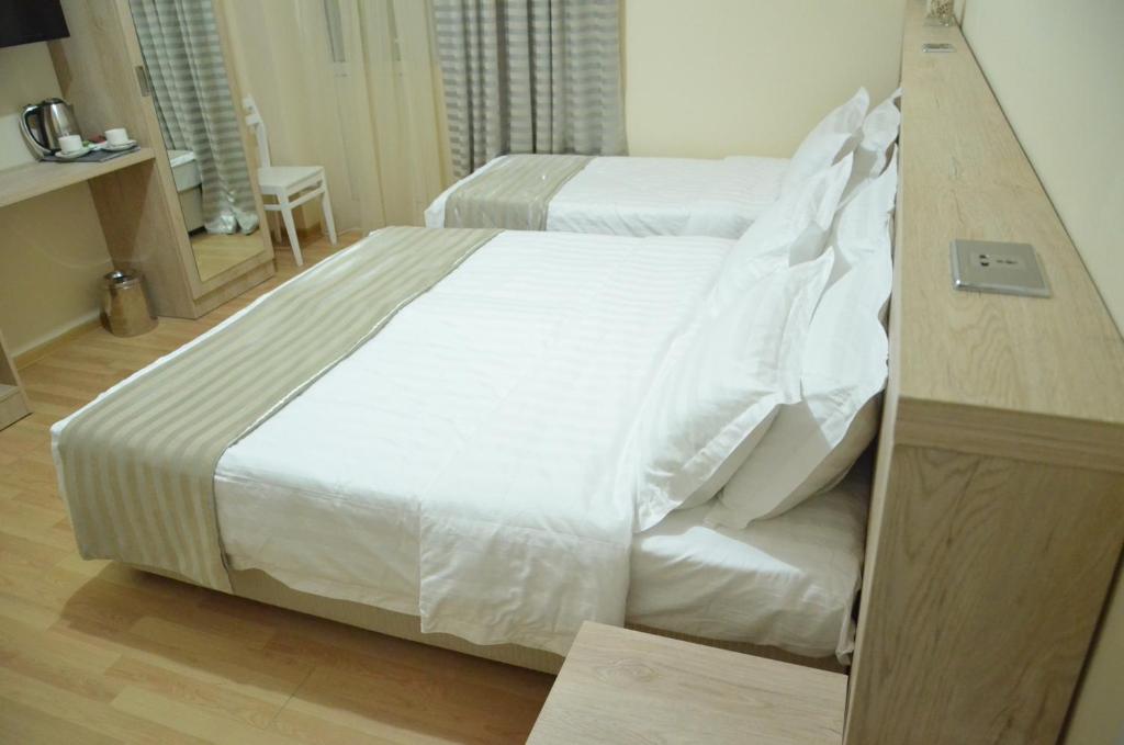 Postel nebo postele na pokoji v ubytování Hotel Martini Kvariati