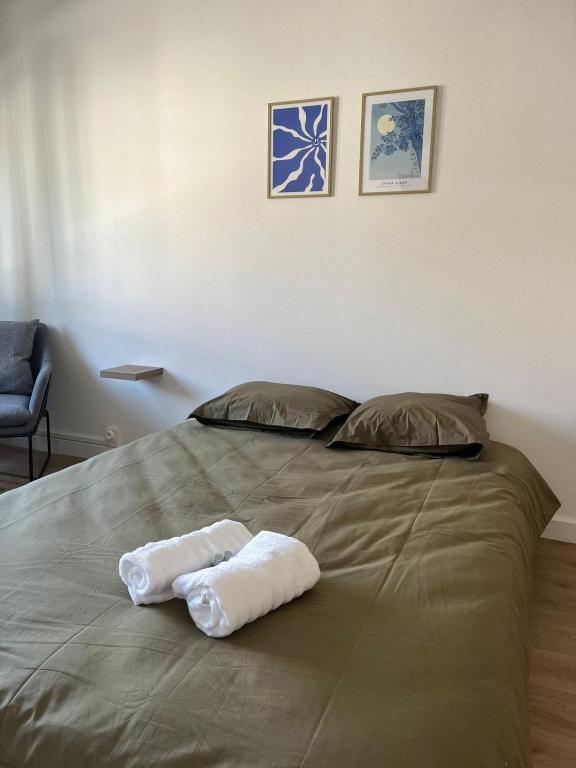 a bed with two towels on top of it at ZenBNB - Évasion - Colocation - Ch 39 - Proche Transport in Annemasse