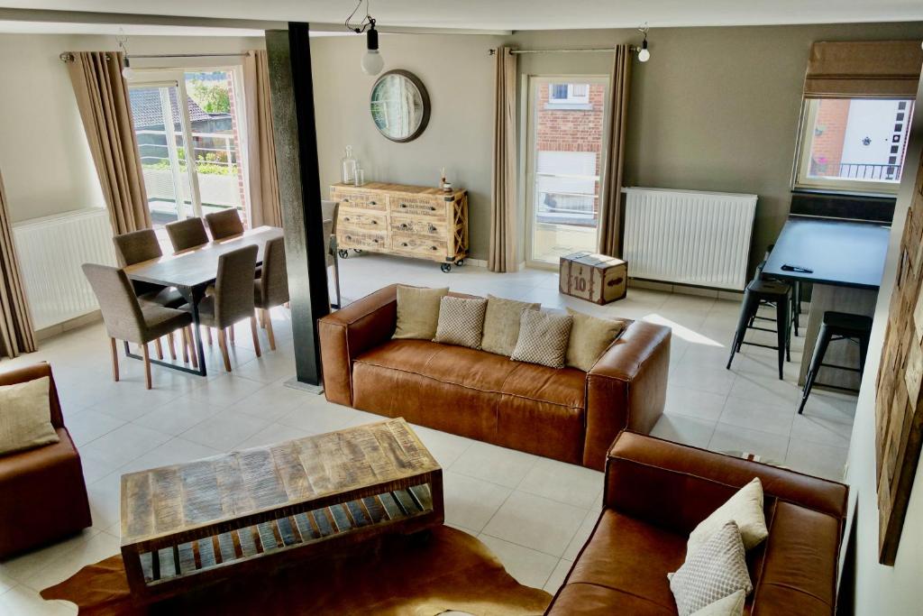 Becosy Loft en duplex avec terrasse et 3 chambres في مون: غرفة معيشة مع أريكة وطاولة