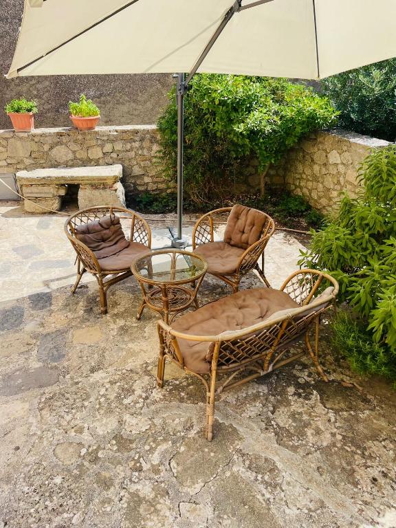 Patio lub wspólna przestrzeń na świeżym powietrzu w obiekcie San Nicolò Holiday Home