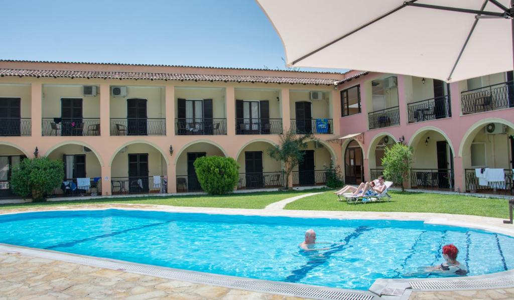 Bazén v ubytování Annaliza Apartments nebo v jeho okolí