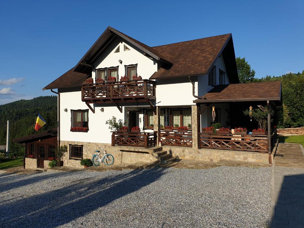 Casa blanca con 2 balcones en Casa Izvorul Rarăului en Câmpulung Moldovenesc