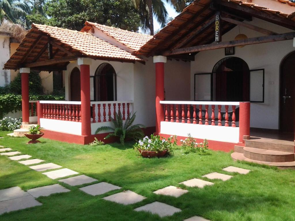 una pequeña casa con un rojo y blanco en Starco, en Anjuna