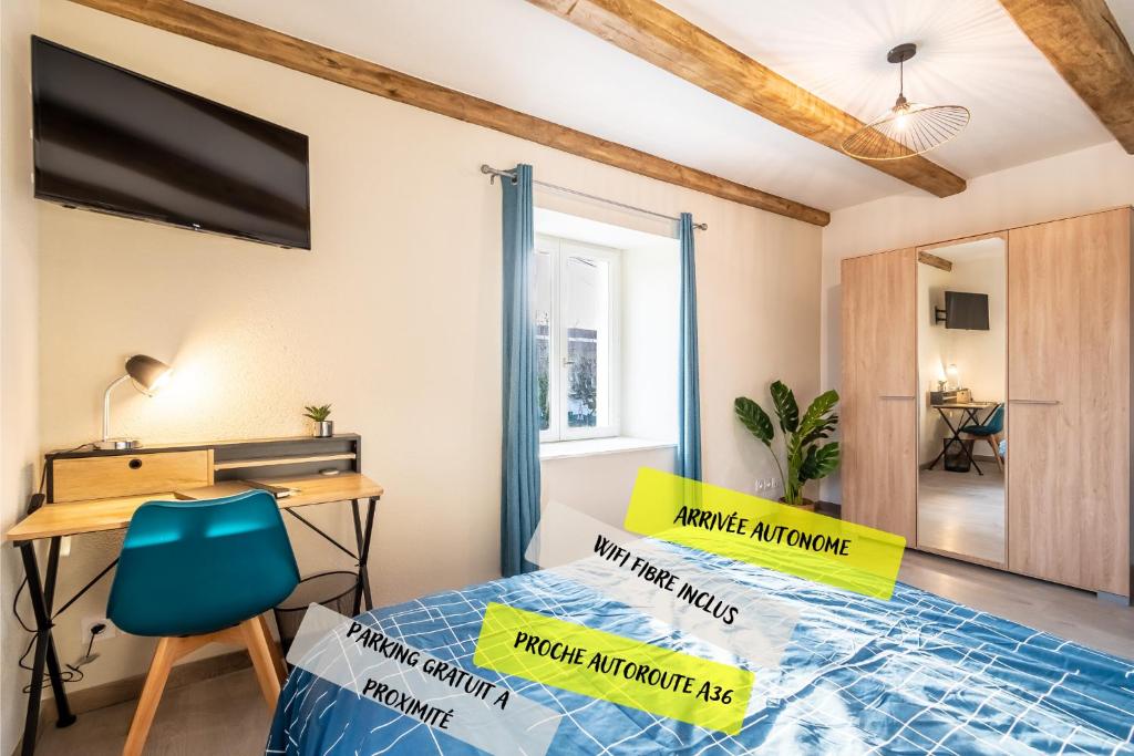 a bedroom with a bed and a desk and a window at Un refuge douillet et moderne au cœur d'Audincourt in Audincourt