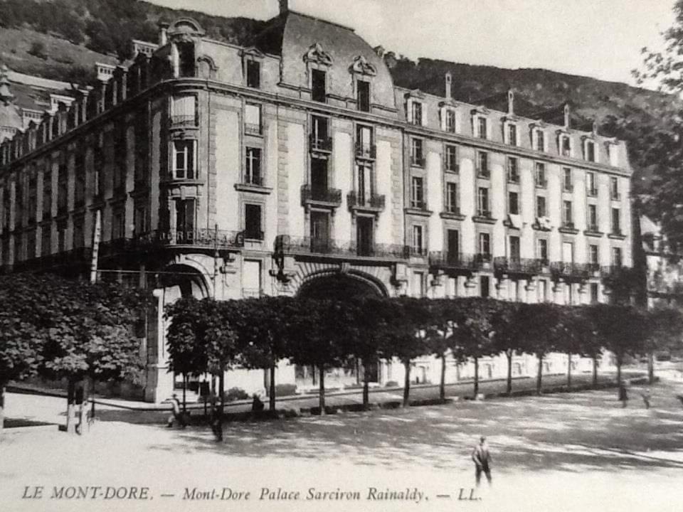 uma foto a preto e branco de um grande edifício em Appartement résidence Sarciron em Le Mont-Dore