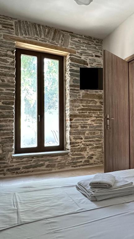 Postel nebo postele na pokoji v ubytování Stone house in Afissos
