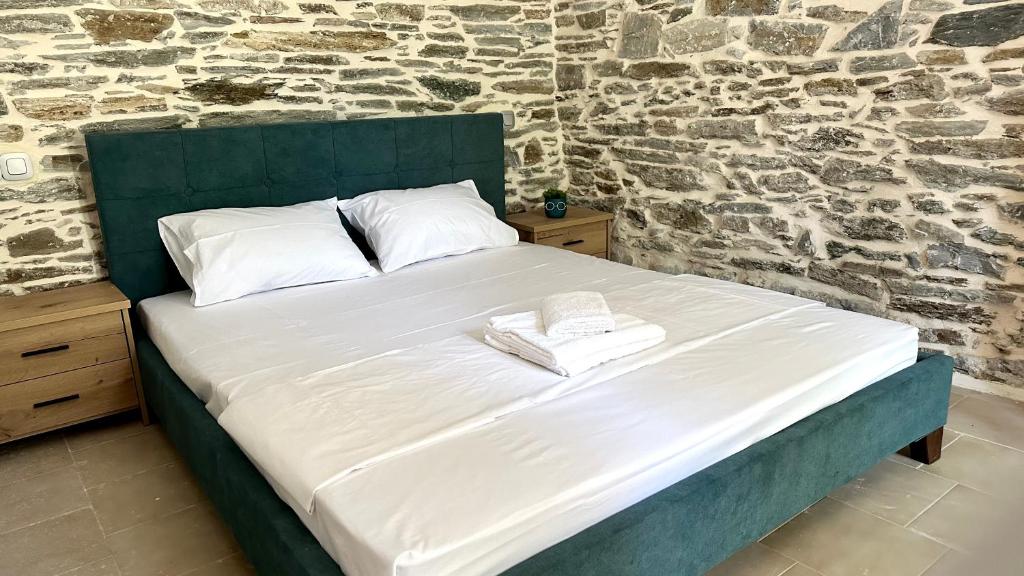 Postel nebo postele na pokoji v ubytování Stone house in Afissos