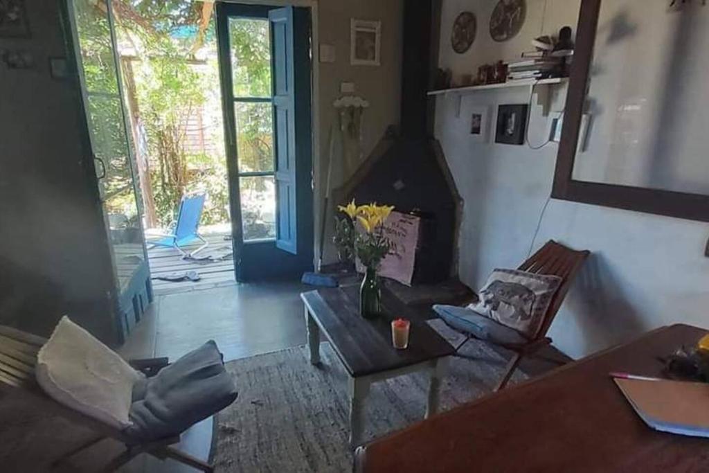 een woonkamer met een bank en een tafel bij Maitri in Neptunia
