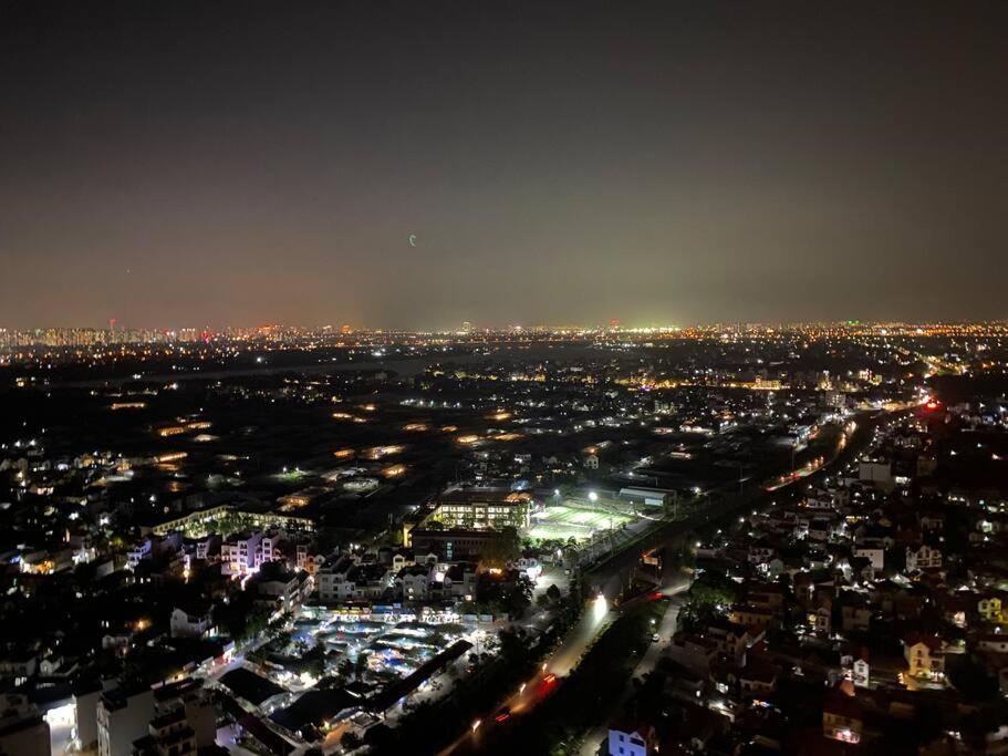 - une vue sur la ville la nuit avec des lumières dans l'établissement 2PN sân vườn Solforest, Ecopark, à HÆ°ng YÃªn