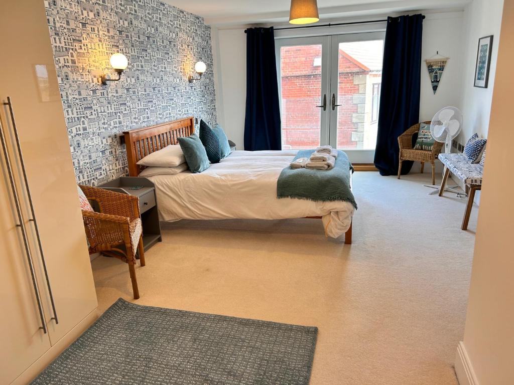 Gulta vai gultas numurā naktsmītnē Whitby Apartment - Spacious, Central & Abbey View