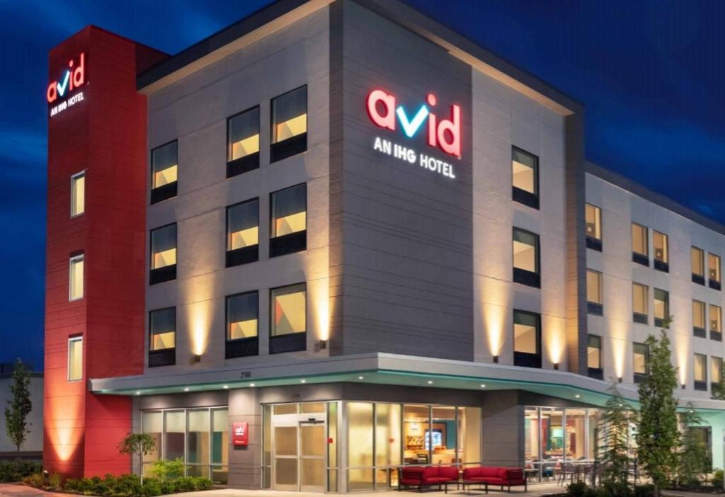 avid hotel Augusta W - Grovetown, an IHG Hotel في جروفتاون: مبنى عليه لافتة فندق رعاية النرد