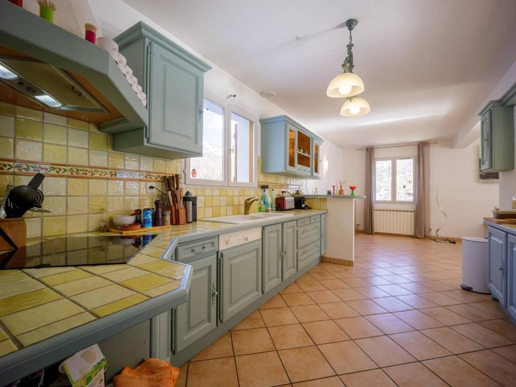 Kuchyňa alebo kuchynka v ubytovaní Maison pour 10 pers. proche lac, WiFi, garage sécurisé - FR-1-695-26