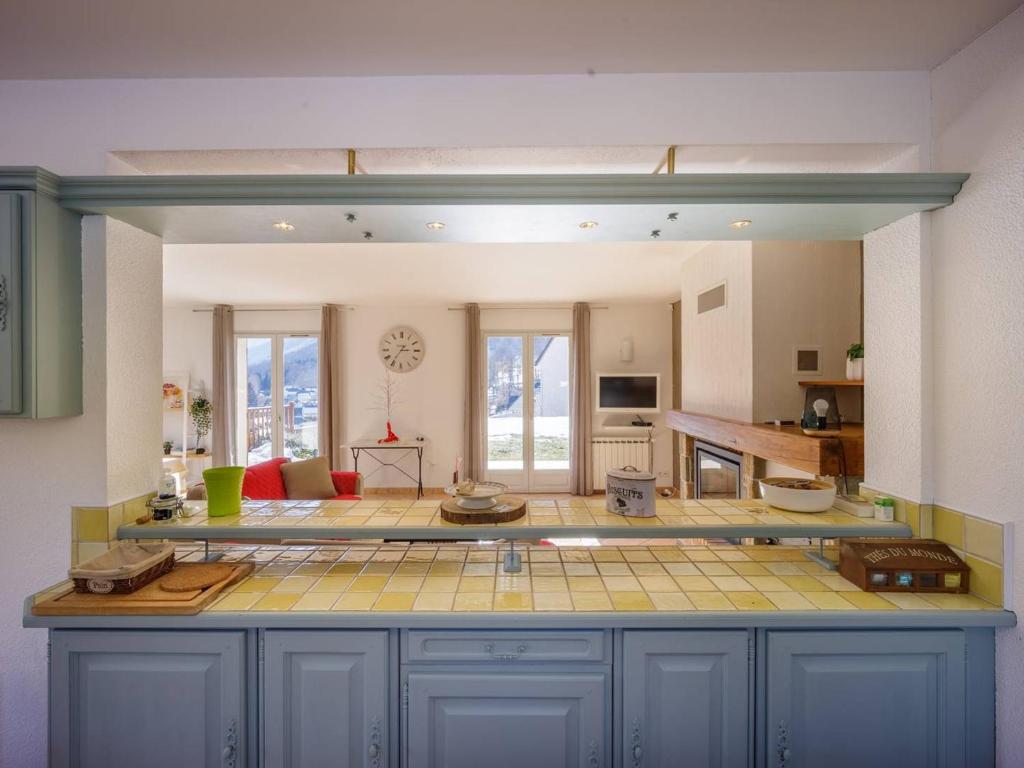 Kuchyňa alebo kuchynka v ubytovaní Maison pour 10 pers. proche lac, WiFi, garage sécurisé - FR-1-695-26