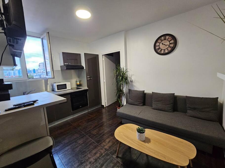 Oleskelutila majoituspaikassa Appartement Proche Metro Paris