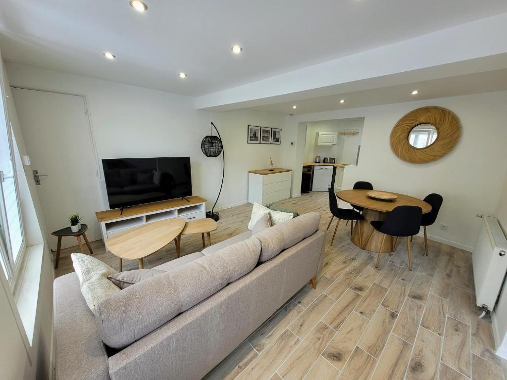 un salon avec un canapé et une table dans l'établissement Sublime T3, à Saint-Dizier