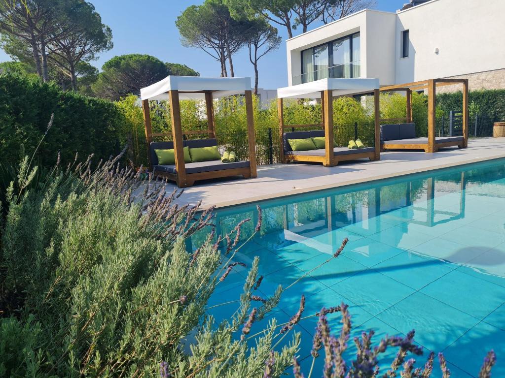 een villa met een zwembad en een huis bij Rosemarine Villas in Durrës