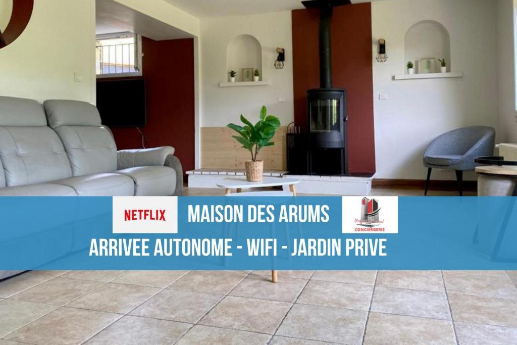 a living room with a sign that reads mason uses amps at LA MAISON DES ARUMS-WIFi-JARDIN PRIVE-PROPERTY RENTAL NM in Trélissac